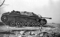 Калининград - Подбитое в Кенигсберге немецкое штурмовое орудие StuG III. На переднем плане убитый немецкий солдат.