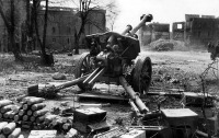 Калининград - Брошенная немецкая 105-мм гаубица le.F.H.18/40 на позиции в Кёнигсберге