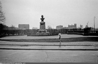 Калининград - Калининград (Кенигсберг). Бюст А.В.Суворова на постаменте памятника Бисмарку. Май 1967 года