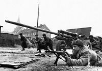 Калининград - Расчет советского орудия ЗиС-2 и штурмовая группа в уличных боях за Кенигсберг