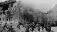 Калининград - Бойцы 3-го Белорусского фронта идут в атаку на одной из улиц Кенигсберга.