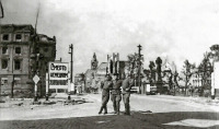 Калининград - Советские солдаты в поверженном Кёнигсберге.