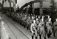 Советск - Тильзит. Немецкие войска на рассвете входят из Тильзита через мост Королевы Луизы на земли Мемельланда.