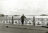 Советск - Тильзит. Солдат Вермахта на мосту Королевы Луизы во время ледяного затора на реке Мемель.