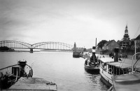 Советск - Вид на мост Королевы Луизы и пароходы у причала на южном берегу реки Мемель.