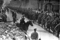 Черняховск - Колонна немецких пленных на улицах Инстербурга. Апрель 1945 года