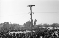 Черняховск - Площадь Ленина. Первомайскую демонстрацию завершает проход военного оркестра.