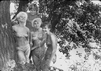 Гусев - Гусев. На реке Писсе. Гусевские девчата, модницы 60-х годов.