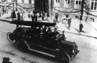 Гусев - Gumbinnen. Leit-Fahrzeug in Mai-Umzug in der Koenigstrasse vor dem alten Rathaus