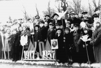 Неман - Учашиеся неманской школы на демонстрации в честь 40-й годовщины Октябрьской революции.