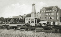 Озерск - Darkehmen, Marktplatz mit Krieger-Denkmal.