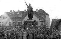 Нестеров - Stallupoenen. Russische Soldaten und Offiziere am Kriegerdenkmal.