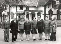 Ладушкин - Ладушкин. Н.Н. Романовскова со своими коллегами у здания горсовета.
