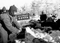 Ленинградская область - Боец Красной Армии опускает письмо в ящик полевой почты