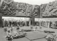 Новокузнецк - Жители города Новокузнецка на аллее Героев войны во время празднования 41-й годовщины Победы