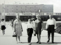 Краснодар - У кинотеатра Космос 1 мая 1972 в Краснодаре
