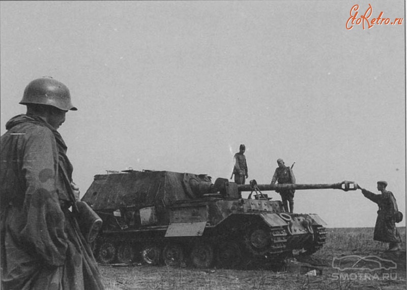 Курская область - Советские солдаты осматривают подбитую в ходе Курской битвы немецкую тяжёлую самоходно-артиллерийскую установку класса истребителей танков «Фердинанд» (Ferdinand).