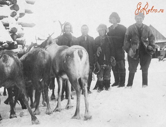 Магаданская область - Сотрудники Тахтаямской геологоразведочной партии с местными жителями. 1933-1938