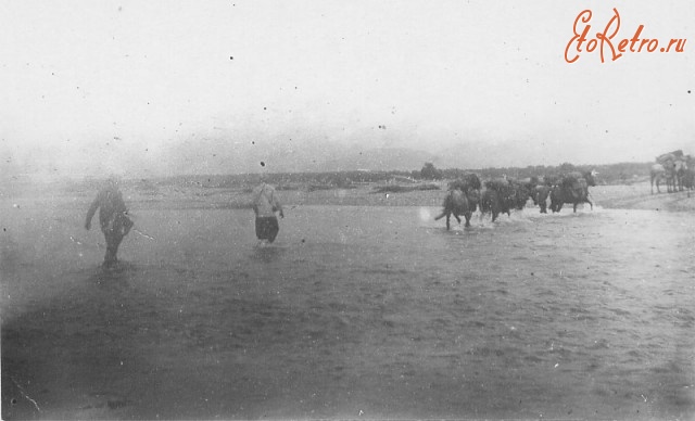 Магаданская область - Караван геологов переправляется через  реку. 1933-1934