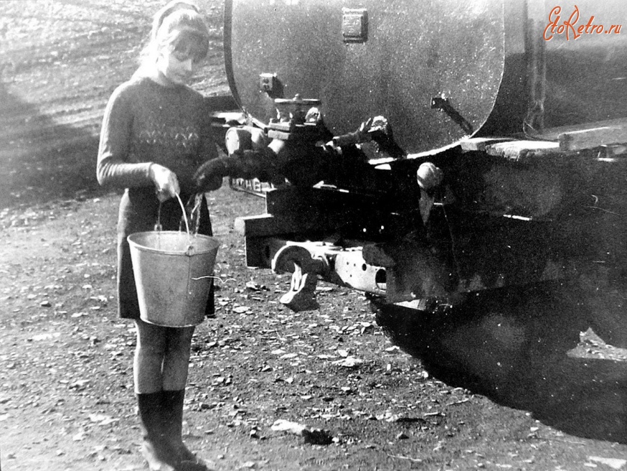 Магаданская область - Разбор питьевой  воды из водовоза в посёлке Матросова. 1980