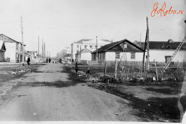 Усть-Омчуг - Центральная улица посёлка Усть-Омчуг. Трасса летом. 1947-1950