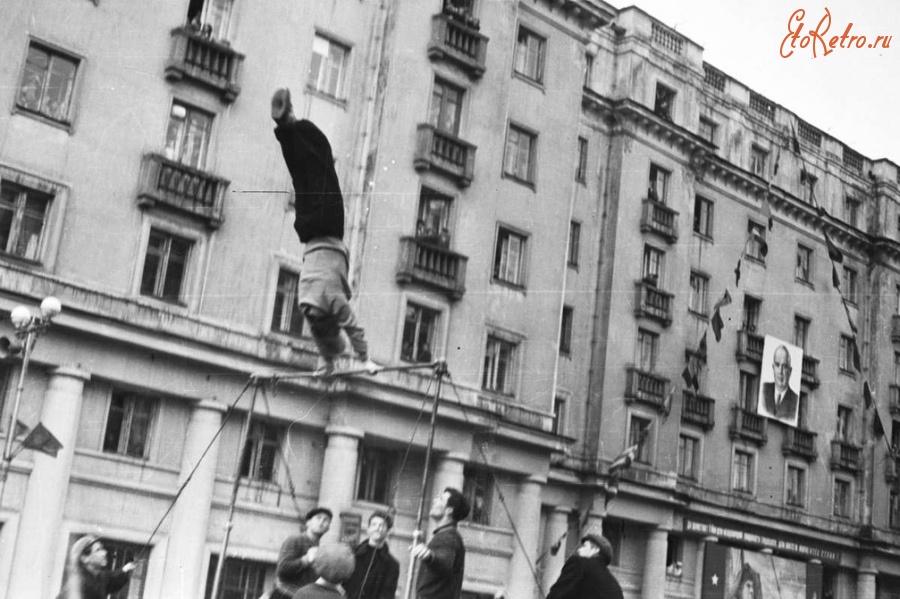 Мурманск - Мурманск 50-х гг. / 1958 г., Первомайская демонстрация / Сальто