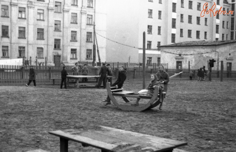 Мурманск - Мурманск  Детская площадка во дворе - типичная для 60-х годов.