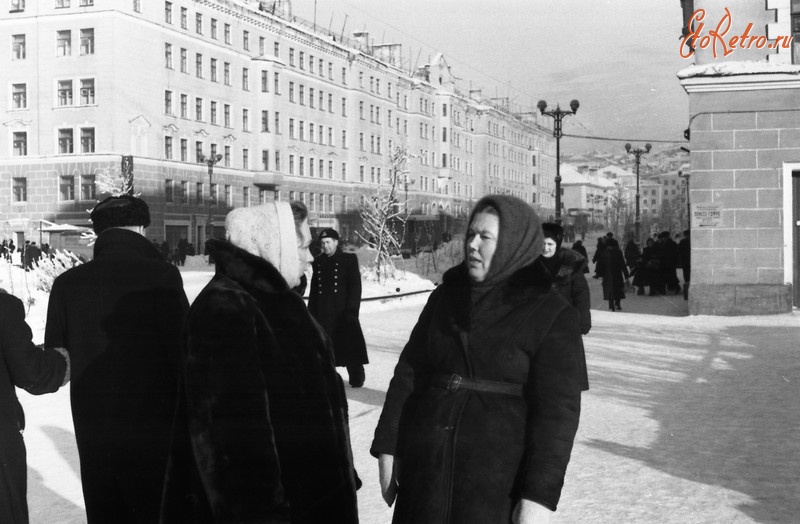 Мурманск - Мурманск. 1960 г. В.Н. Ушакова с соседкой на пр. Ленина.