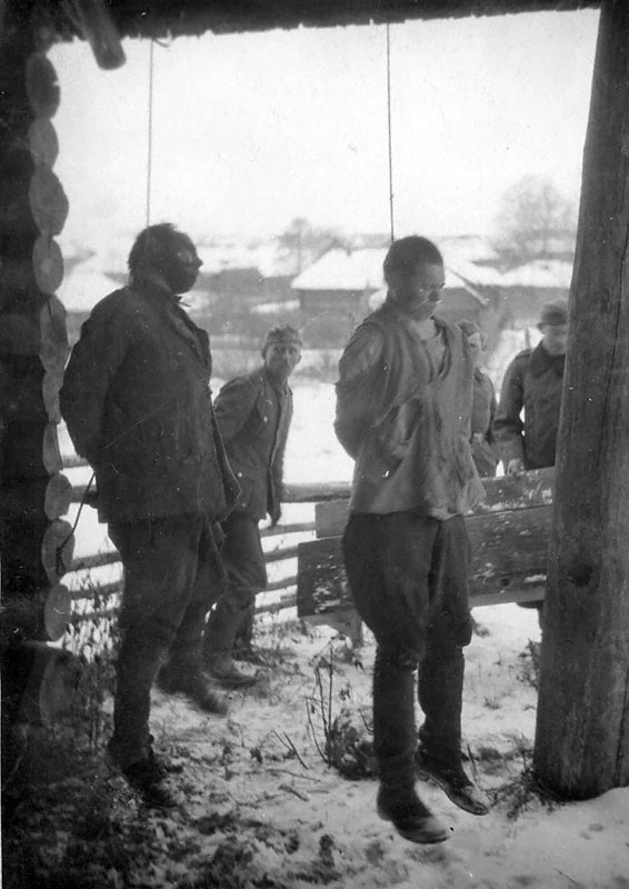 Новгородская область - Советские военнопленные (политработник и офицер), казненные в порядке исполнения «Боевого приказа № 8» от 17 июля 1941