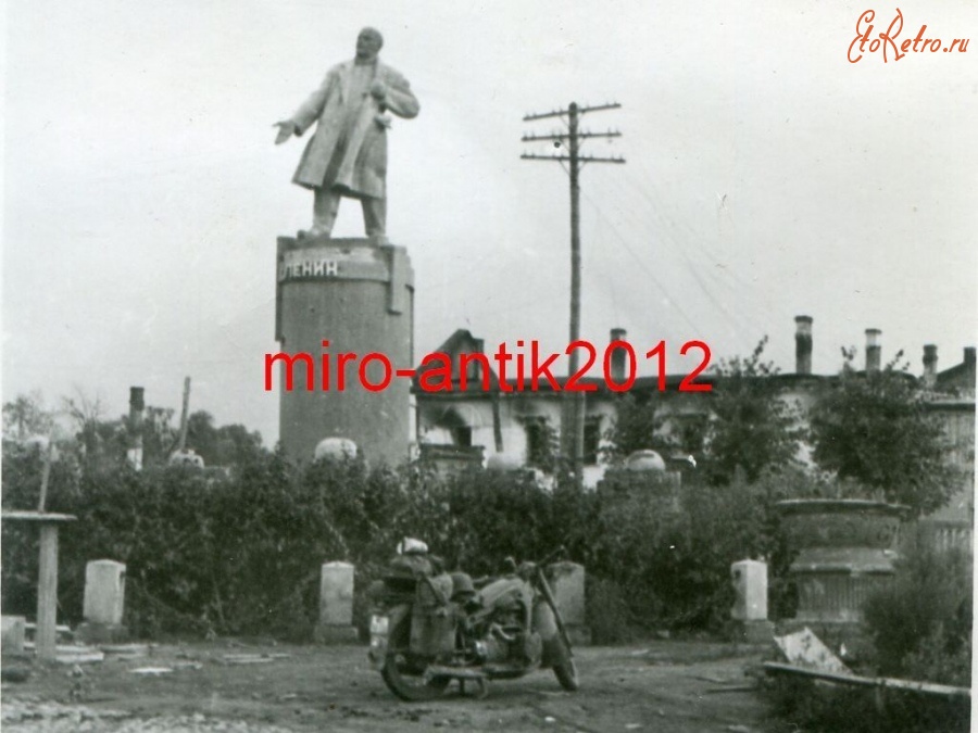 Старая Русса - Памятник Ленину в Старой Руссе во время немецкой оккупации в Великой Отечественной войне