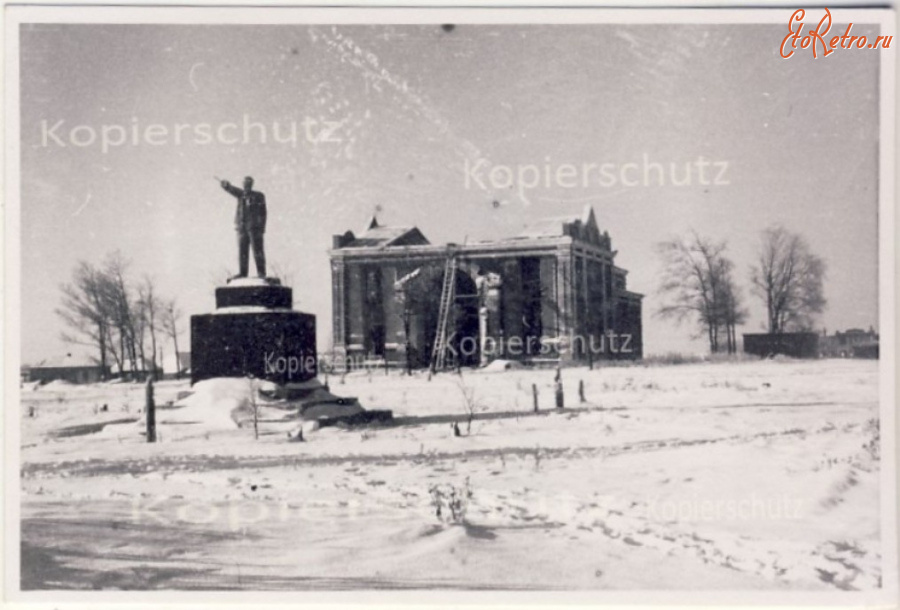 Колпна - Разрушенный нацистами памятник Ленину в Колпне во время немецкой оккупации 1941-1943 гг в Великой Отечественной войне