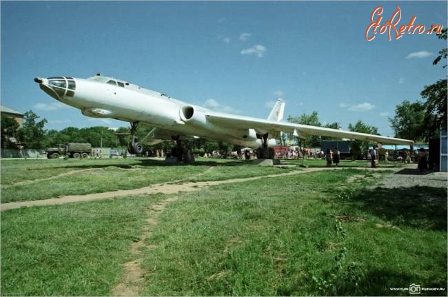 Энгельс - Самолет Ту-16 на улице Марины Расковой