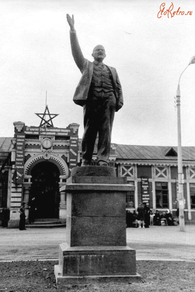 Энгельс - Памятник В.И.Ленину у вокзала
