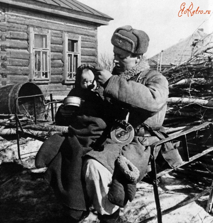 Разное - Командир отдельной группы артиллерийской  разведки старший сержант   Моисеев кормит двухлетнюю девочку