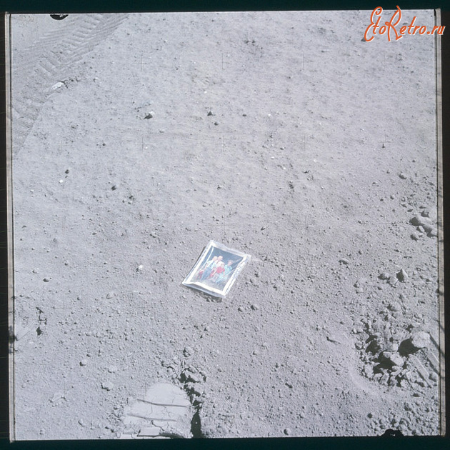 Разное - Семейное фото астронавта Чарльза Дьюка,оставленное им на Луне