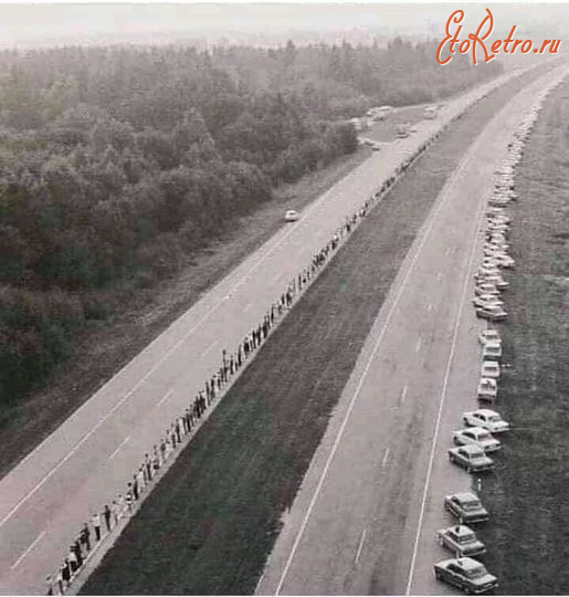 Разное - Різне. 23 серпня 1989 р.близько 2 мільйонів людей з Латвії, Естонії та Литви утворили людський ланцюг на  600 км.-неймовірний антикомуністичний рух.
