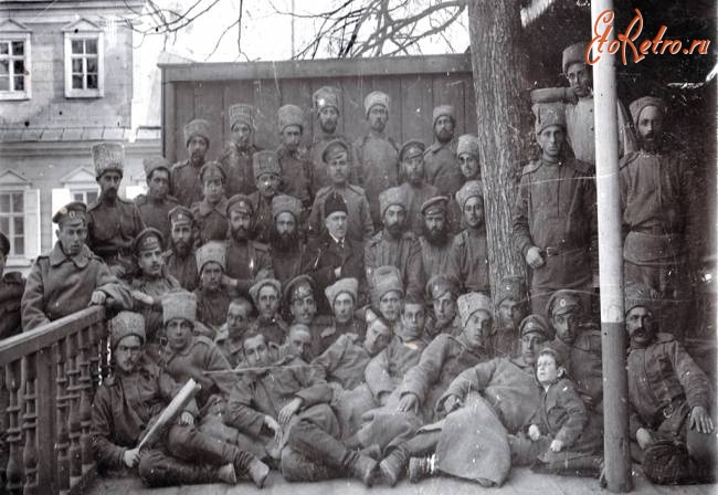 Вольск - Группа военных перед отправкой на фронт