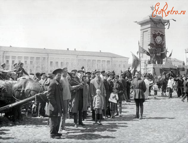 Вольск - Площадь Х-летия Октября и памятник Конституции