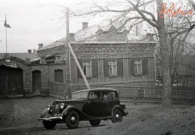 Красноармейск - ГАЗ М-1 у здания детских яслей