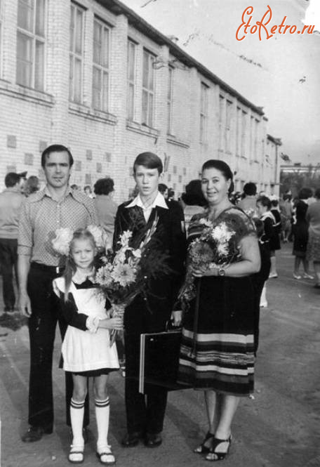 Светлый - Евгений Миронов с родителями у школы №2