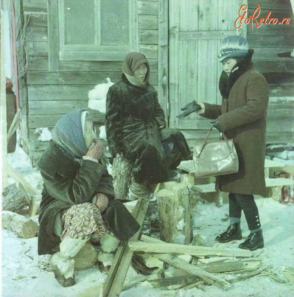 Сахалинская область - Женщины-нивхи около дома