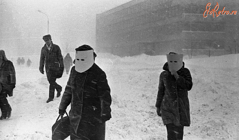 Южно-Сахалинск - Пешеходы в масках от сильного ветра