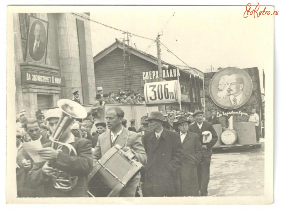 Холмск - Праздничная демонстрация трудящихся во время Международного дня солидарности трудящихся 1 мая 1961г. г.Холмск.