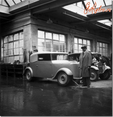 Ретро автомобили - В первой половине 30-х годов Фердинанд берется за создание самого знаменитого своего творения – первого народного автомобиля. Сначала заказ на строительство дешевой машинки ему дает мотоциклетная компания Zundapp, но этот проект из-за нехватки средств был
