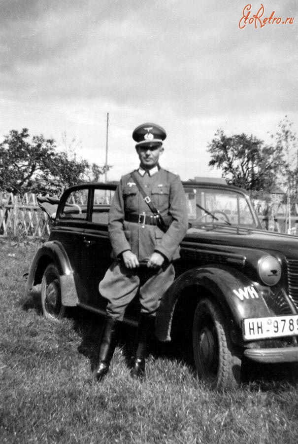 Ретро автомобили - Немецкий офицер и «Опель-Олимпия»