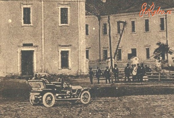 Ретро автомобили - Відкритий фаетон  біля Окружного суду в Луцьку.