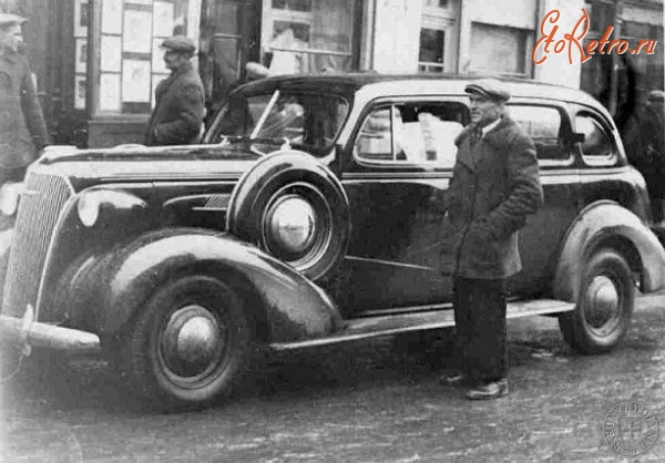 Ретро автомобили - Луцький урядовець Станіслав Дзерановскі біля службового авто.