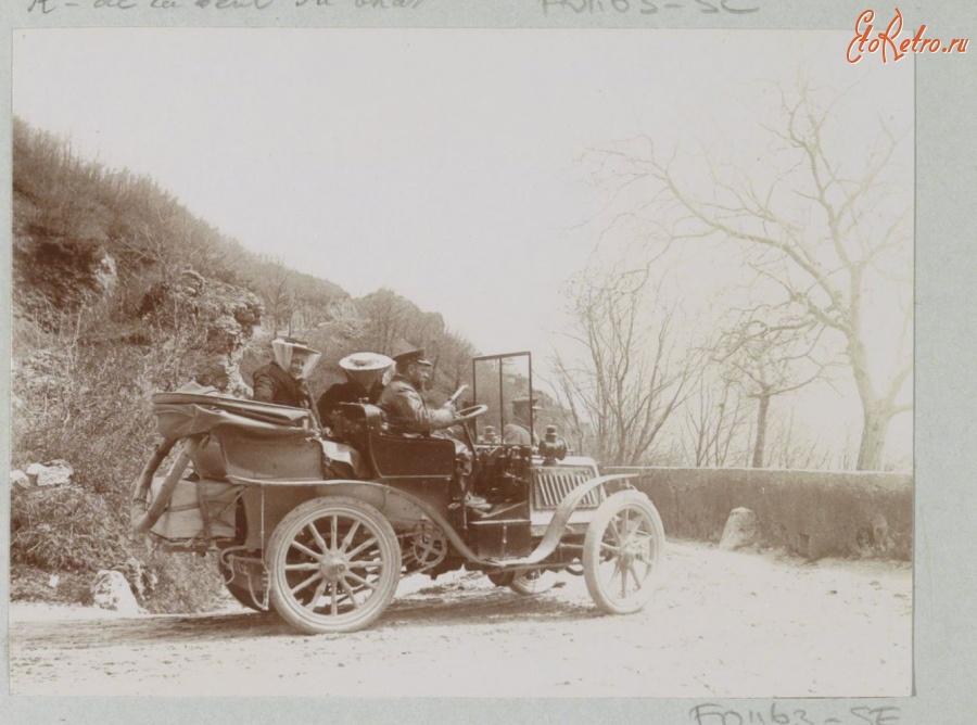Ретро автомобили - Автомобиль с пассажирами на горной дороге недалеко от Экс-Ле-Бен