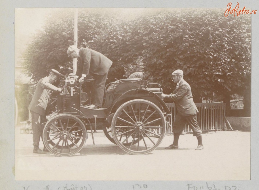 Ретро автомобили - Трое мужчин возле автомобиля в Варавилле. 1897