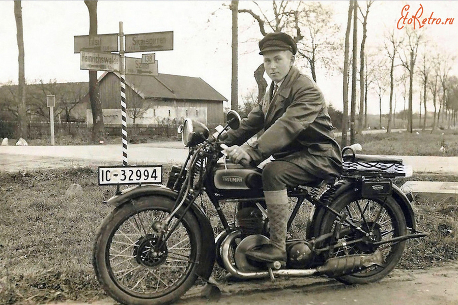 Ретро автомобили - Восточная Пруссия. Юноша на мотоцикле «Triumpf».